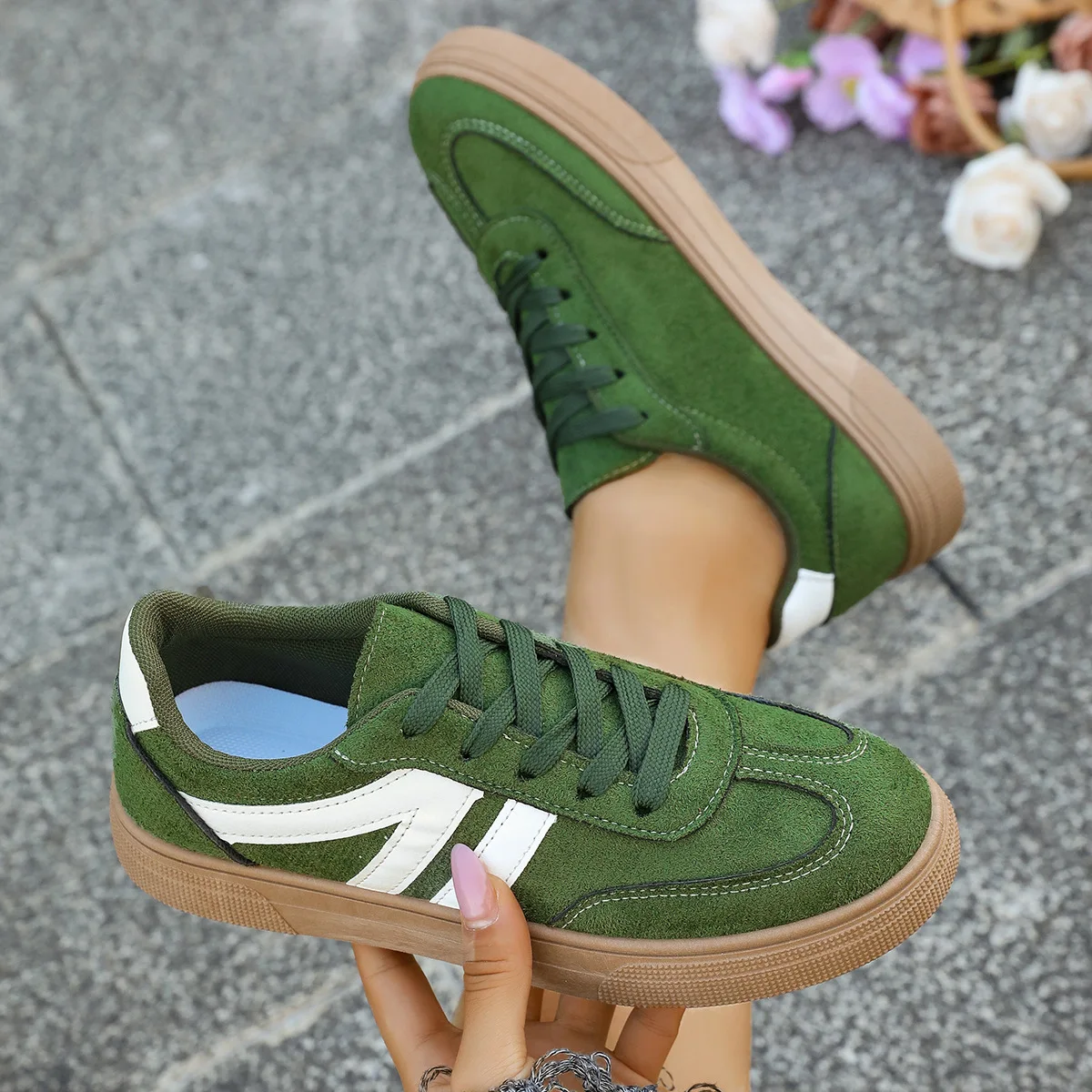 أحذية رياضية نسائية مقاس كبير أحذية رياضية مسطحة القاع للخروج أحذية جري كاجوال عصرية للنساء أحذية مصممة فاخرة