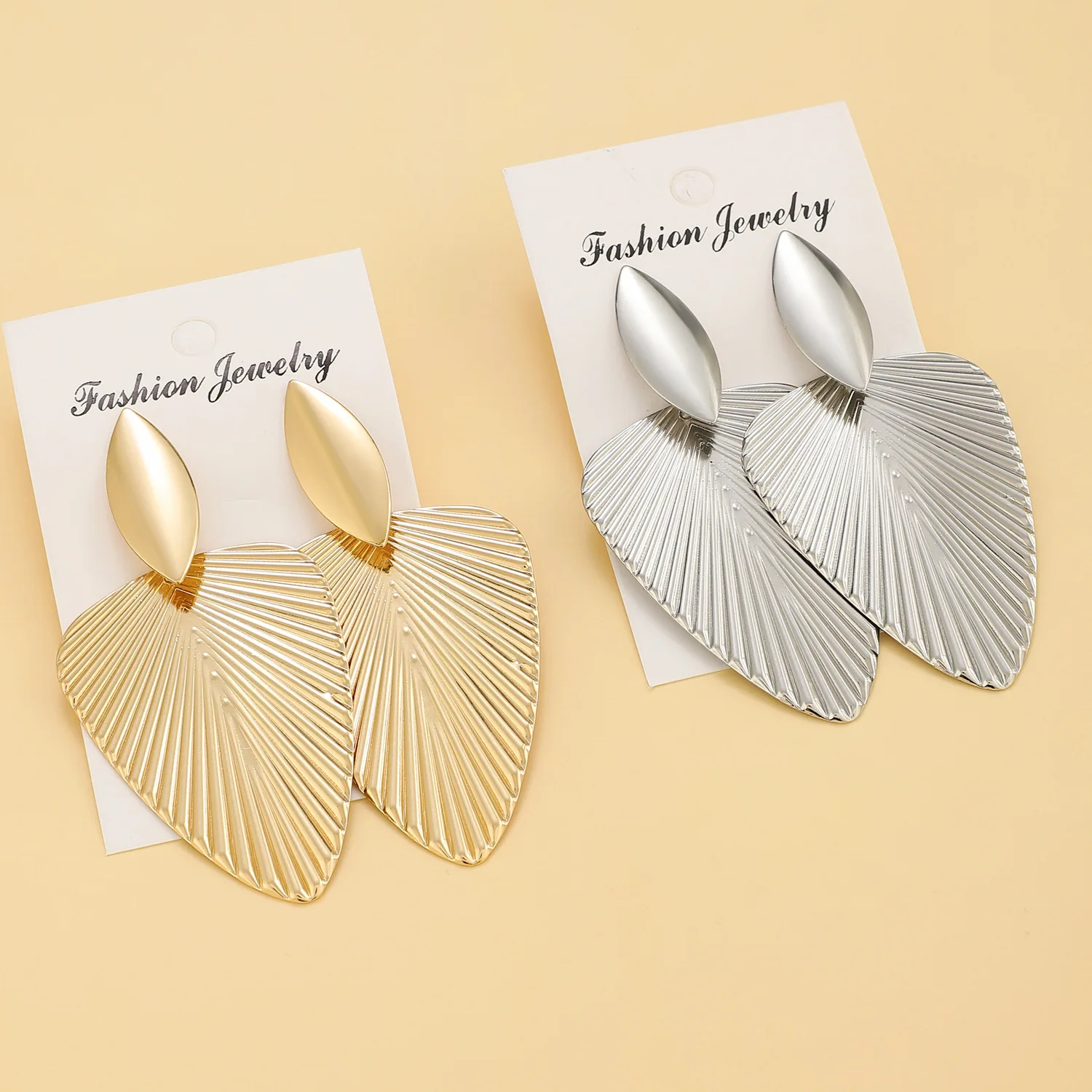 Exaggerated Gold Color Large Fan Leaf Earrings For Women Metal Earing Jewelry 2026 Trending New Women\'s Leaf Texture Earrings