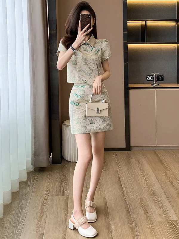 

Элегантный комплект с короткими рукавами: модный женский костюм в традиционном китайском стиле, состоящий из топа на пуговицах и короткой юбки.