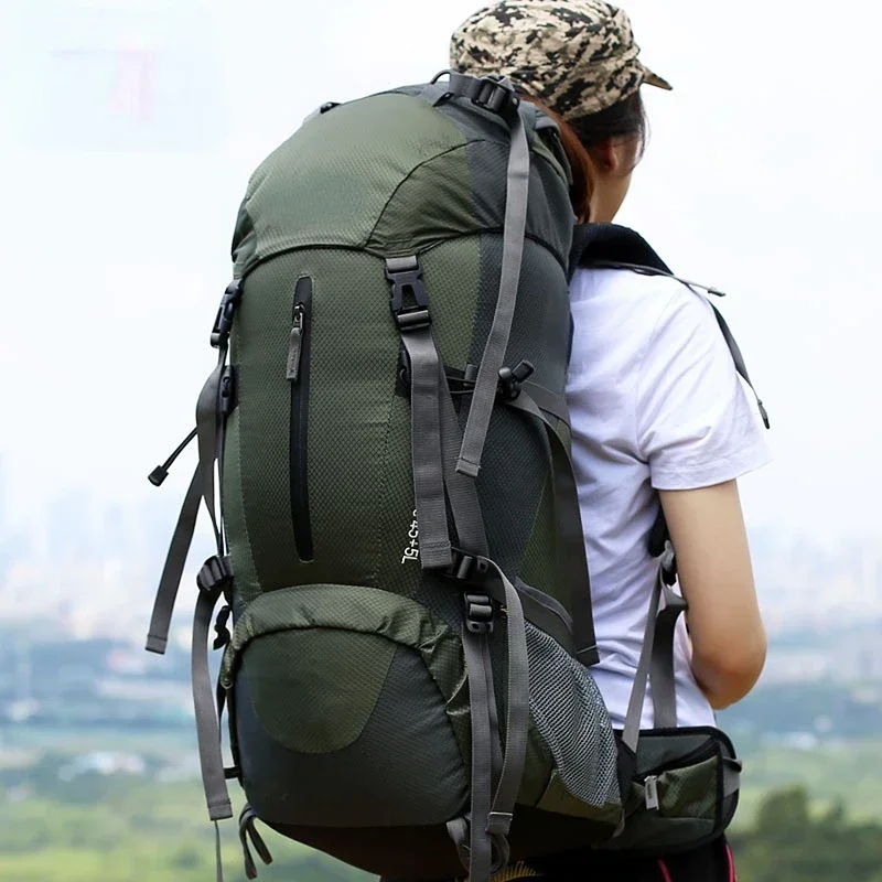 

40 L50 Men and Women on Foot Travel & Outdoor