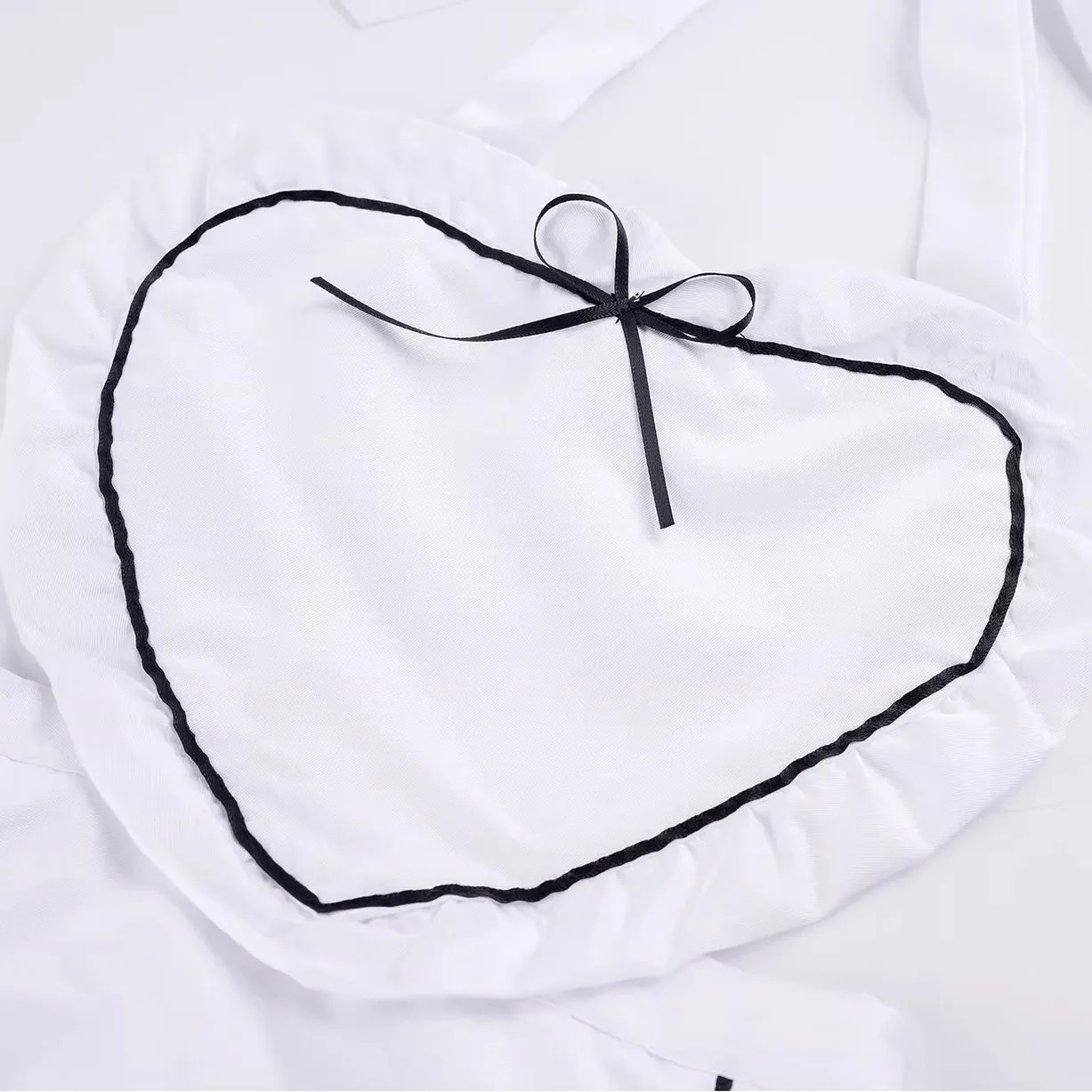 Sexy süßes Dienstmädchenkleid, weiße herzförmige Schürze, rückenfreies Nachthemd, Anime-Cosplay-Uniform-Set mit Socken