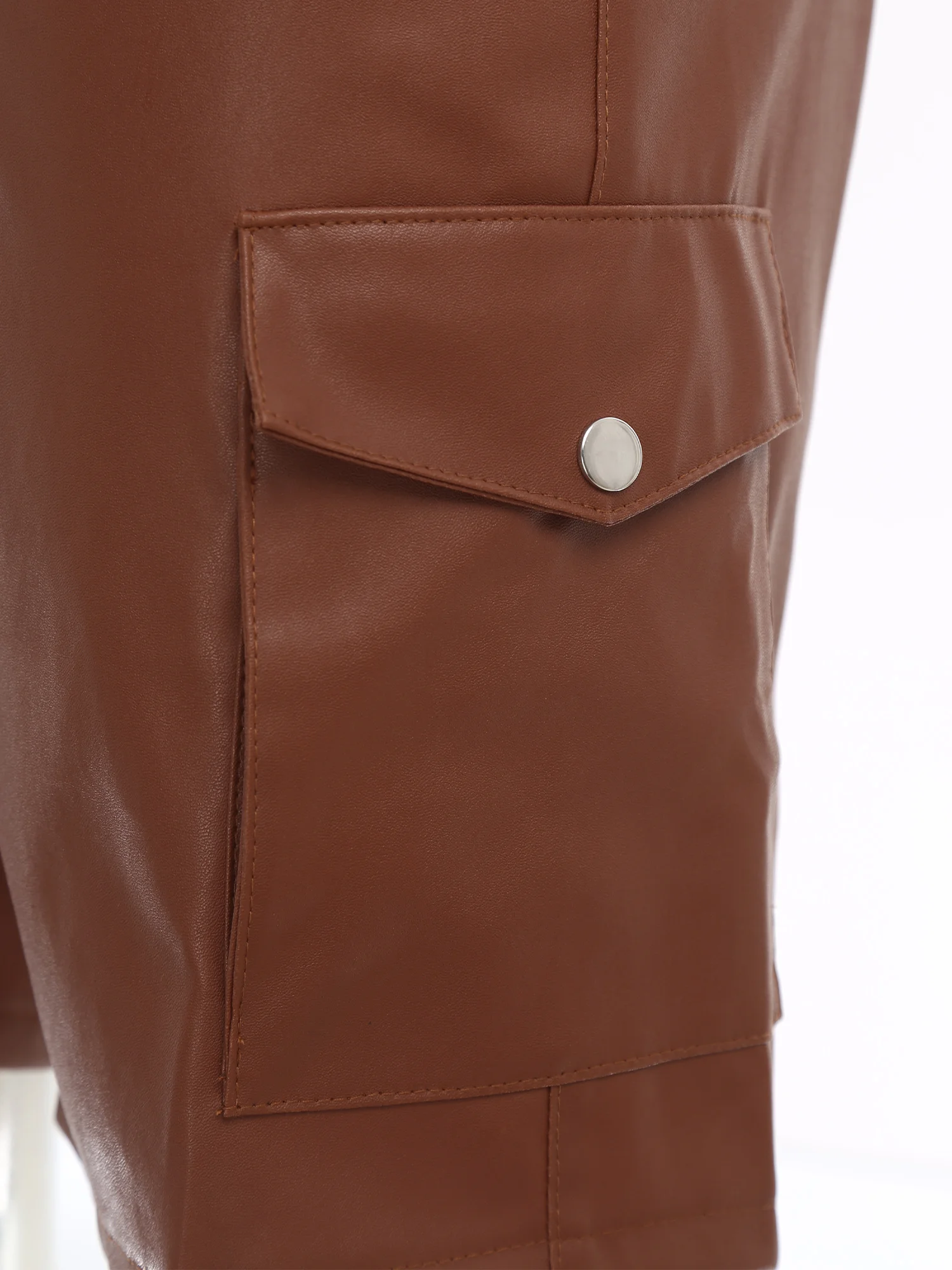 شورت ركوب الخيل الحديث للرجال مصنوع من الجلد الصناعي المتين بجيوب متعددة، مثالي لمغامرات العطلات