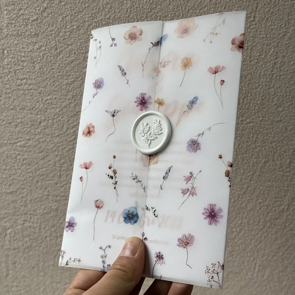 Mały kwiatek i liść Vellum Wrap odpowiedni do zaproszenia ślubnego o wymiarach 5 x 7.