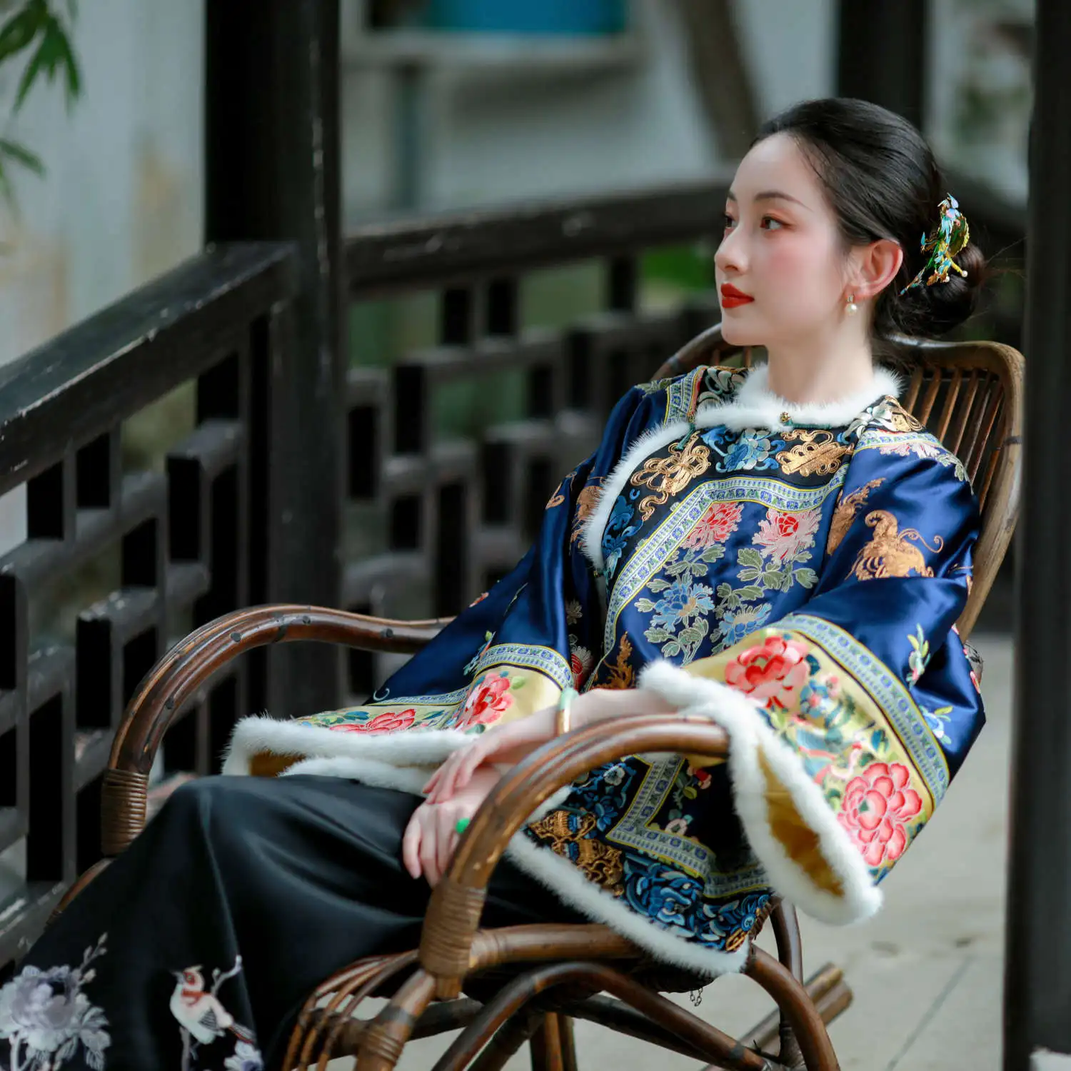 Autumn and winter silk retro pipa placket velvet embroidery Qing Han women's robe jacket to keep warm