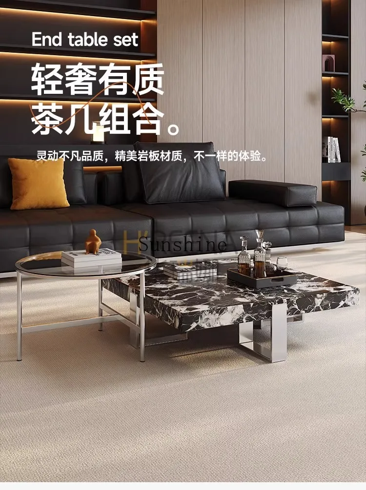 غرفة معيشة إيطالية بسيطة، بولغاري، بلاطة صخرية سوداء، طاولة قهوة مربعة، مجموعة منزلية صغيرة