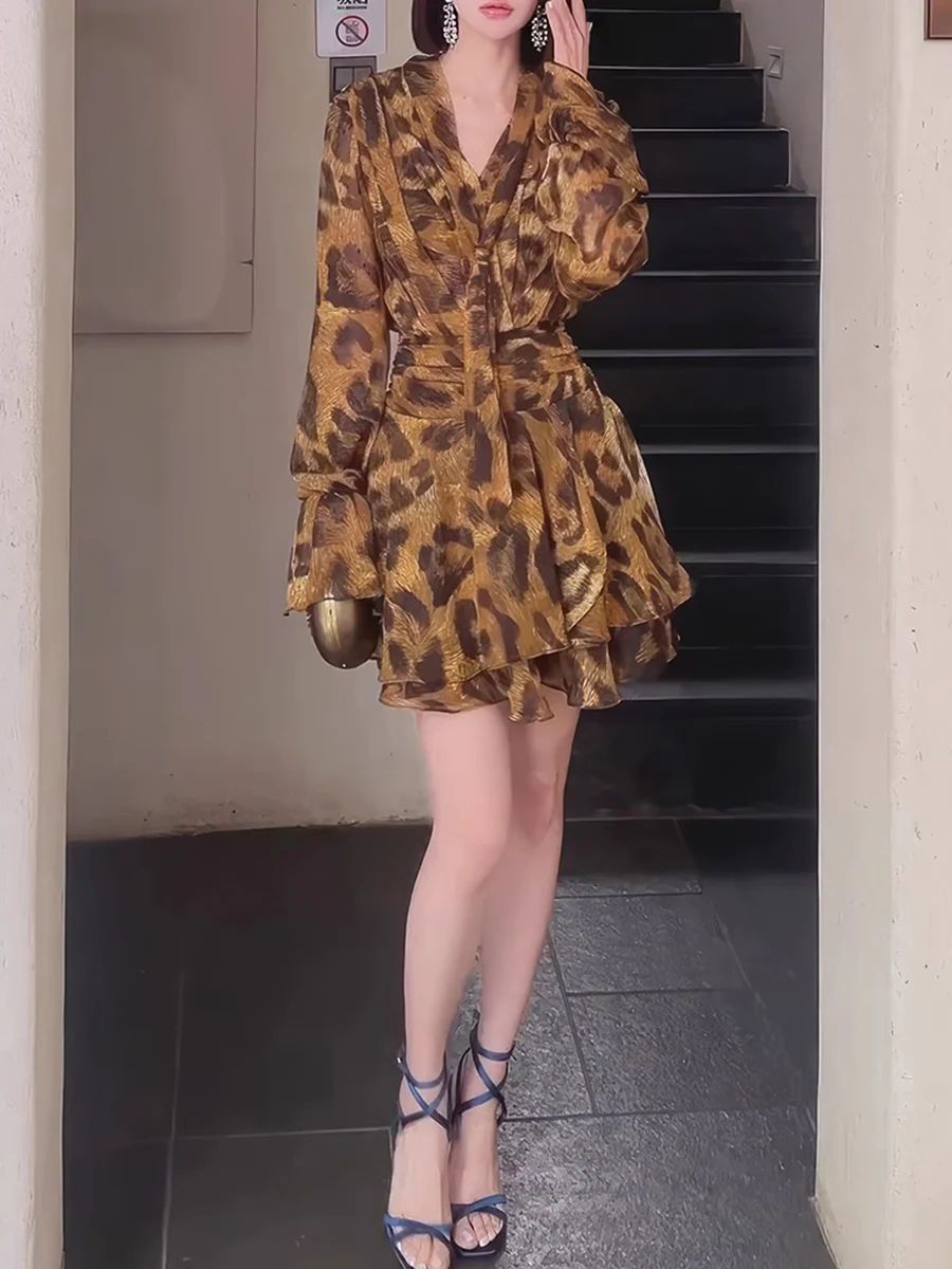 TWOTWINSTYLE ليوبارد تقسم الكشكشة طيات فساتين الموضة للنساء الخامس الرقبة طويلة الأكمام تونك المرقعة الدانتيل يصل فستان الإناث