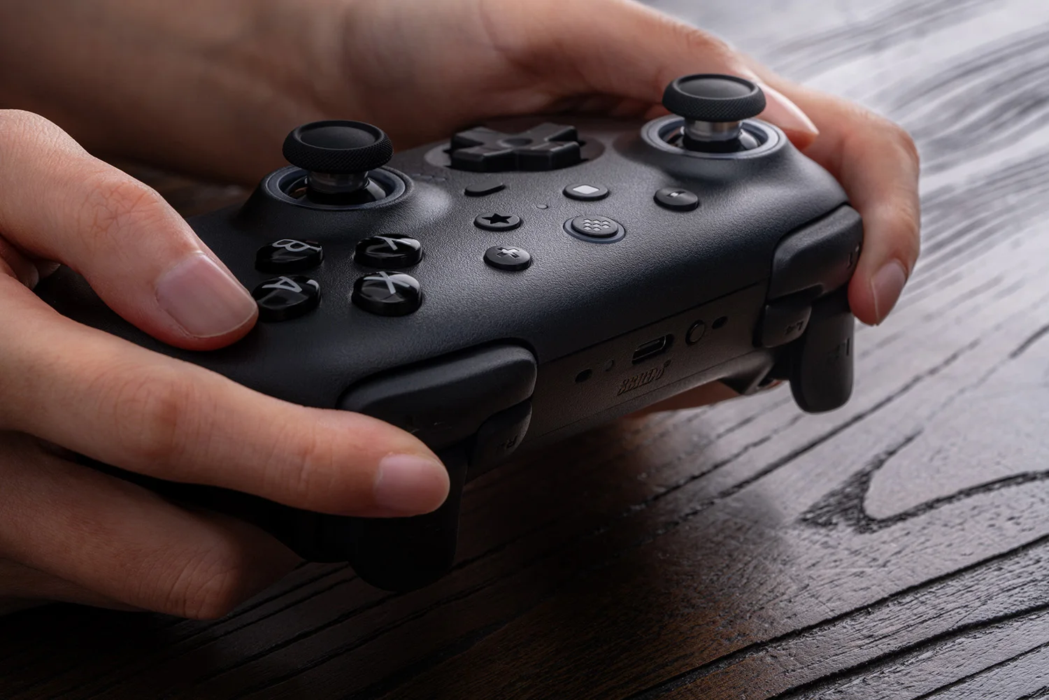 8BitDo - Pengontrol Bluetooth Nirkabel Ultimate 2 dengan Dok Pengisi Daya 8 Kecepatan untuk Nintendo Switch / Switch 2,PC,Windows 10,11