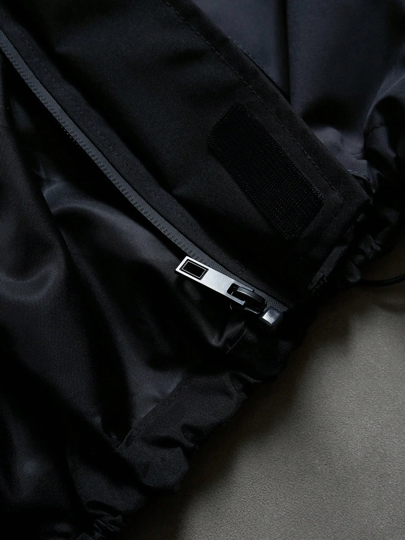 Herren-Windjacke mit Kapuze und Farbblock-Design, aufgedrucktem Logo auf der Brust, verstellbarer Kapuzenkordel und Kordelzug am Saum, elastischen Ärmelbündchen, lockerer, kurzer Schnitt, strapazierfähiges Material, lässige Outdoor-Jacke für Herbst und Winter. – Detail 4