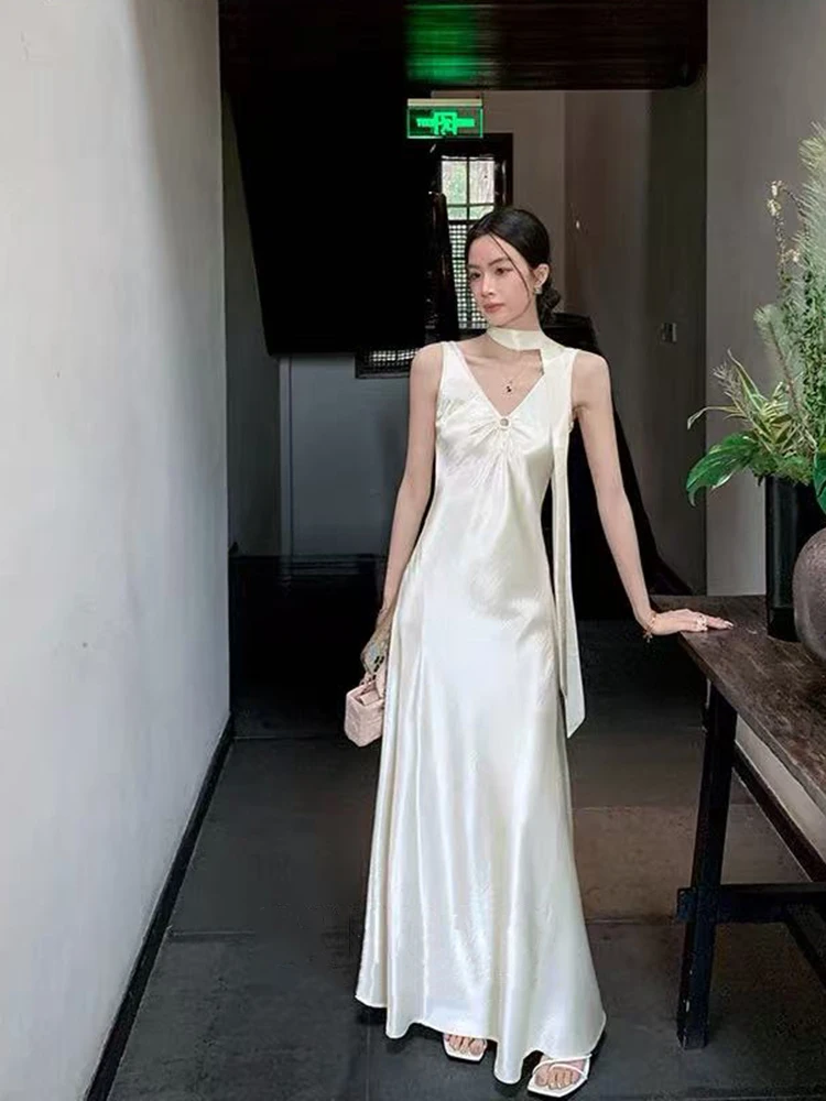 エレガントなサテンVネックドレス レディース Y2K 韓国風 シックなリボン スリム ミディ丈ワンピース 夏 セクシー ホローアウト プリーツ ノースリーブ ベスティドス ムヘール