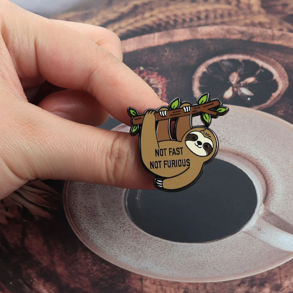 Not Fast Not Furious Faultier Emaille-Pin, Niedliche Cartoon-Tier-Brosche, Lustiges Abzeichen-Accessoire für Kleidung, Humorvolles Geschenk für Freunde – Detail 8