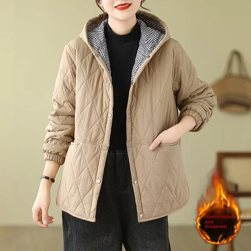 

Утепленная легкая хлопковая куртка больших размеров на осень-зиму с капюшоном, на одной пуговице, однотонная, с эффектом стройности, с ромбовидным узором...