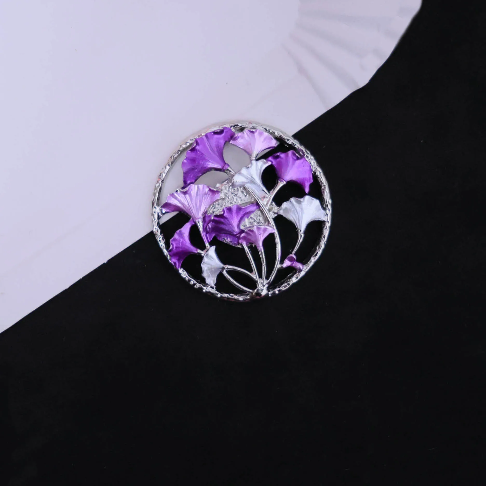 

Новая европейская и американская круглая брошь с полым эмалевым покрытием, фиолетовым гинкго билоба и ароматным магнитным креплением для женщин