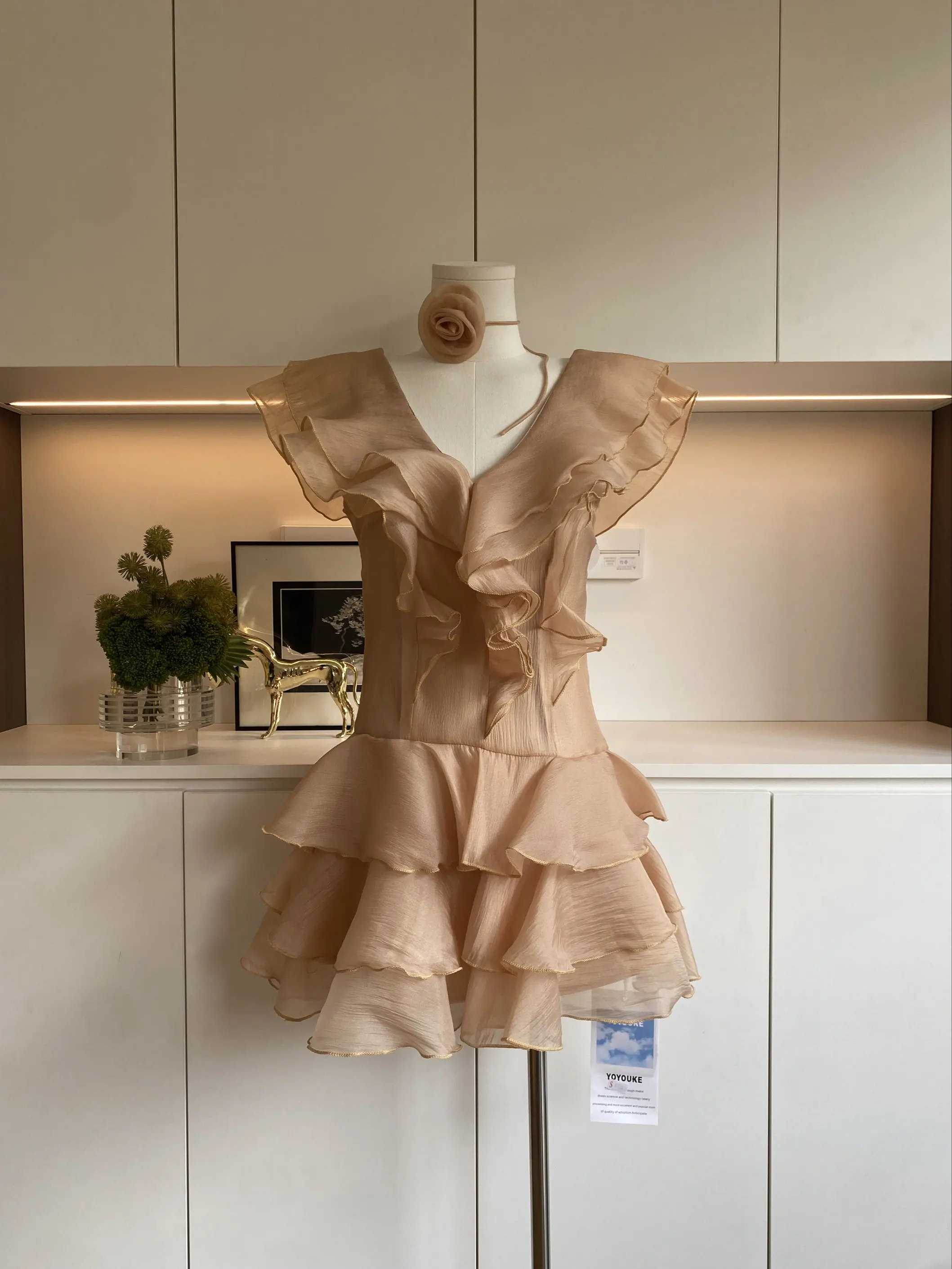 Verão feminino elegante em camadas babados fora do ombro com decote em v mini vestido senhora streetwear férias cor sólida vestido de manga curta