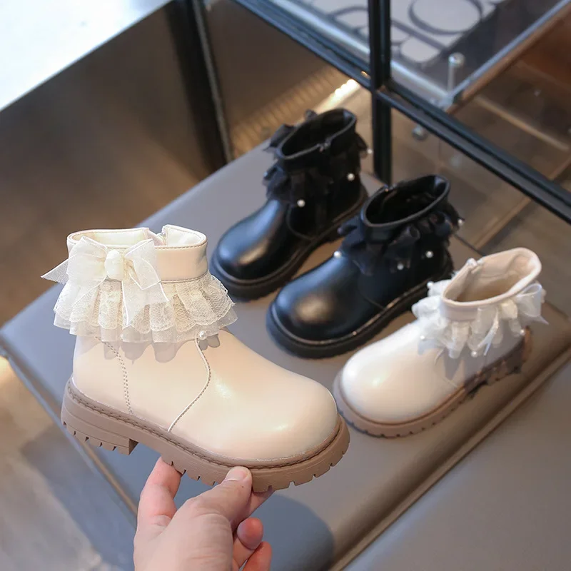 

Осенние однотонные сапоги для девочек, модные туфли на хлопковой подкладке с кружевом и жемчугом, кожаная обувь для маленьких девочек, обувь для малышей