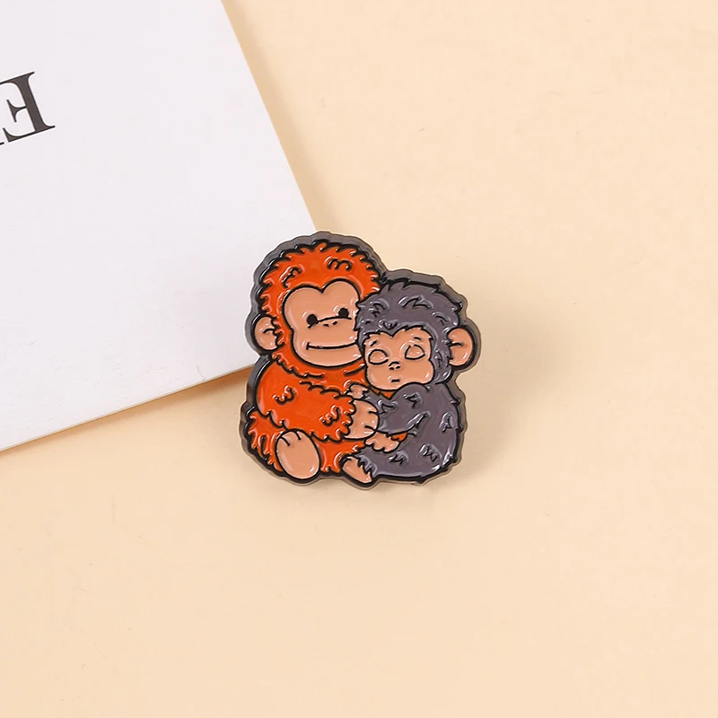 Japanische Viral Monkey Emaille-Pin- und Puppenset-Cartoon-Tierbrosche, niedliches Reversabzeichen für Rucksack- und Hutdekoration – Detail 2