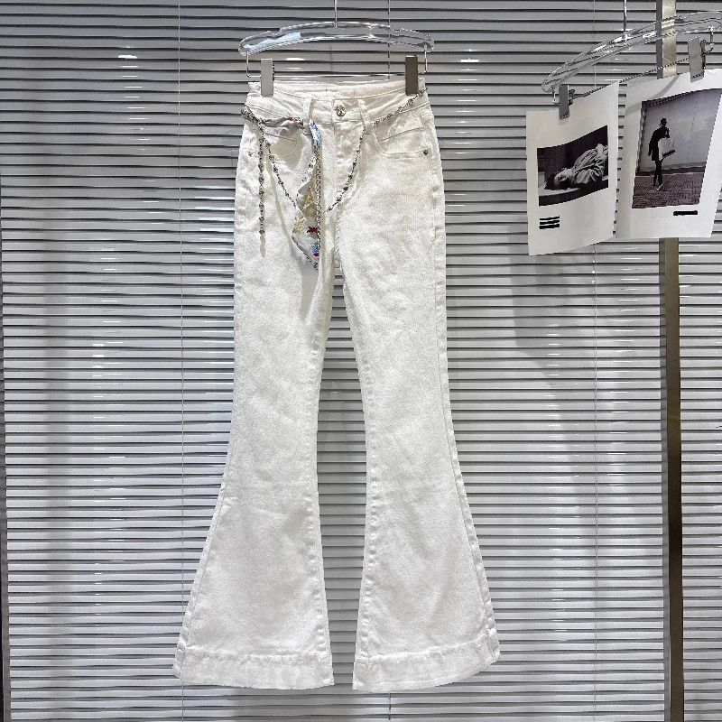 

Осень 2025 г., новый элегантный светский шелковый шарф, металлическая цепочка со стразами на талии, расклешенные джинсы для женщин, белые джинсы для женщин
