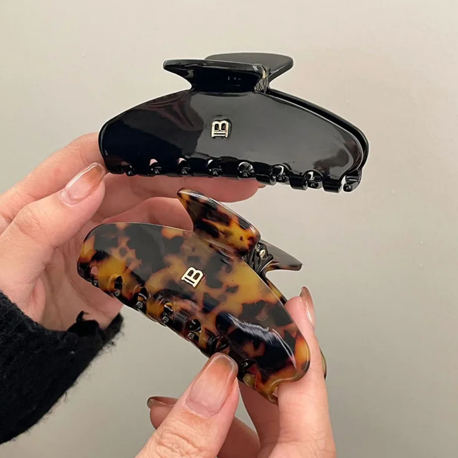 1 STÜCK 2025 Brief Haarklammern 9 CM Hai Clip Hohe Pferdeschwanz Haarklammer Kopfbedeckung Damenmode Haarspangen Haarschmuck Neu