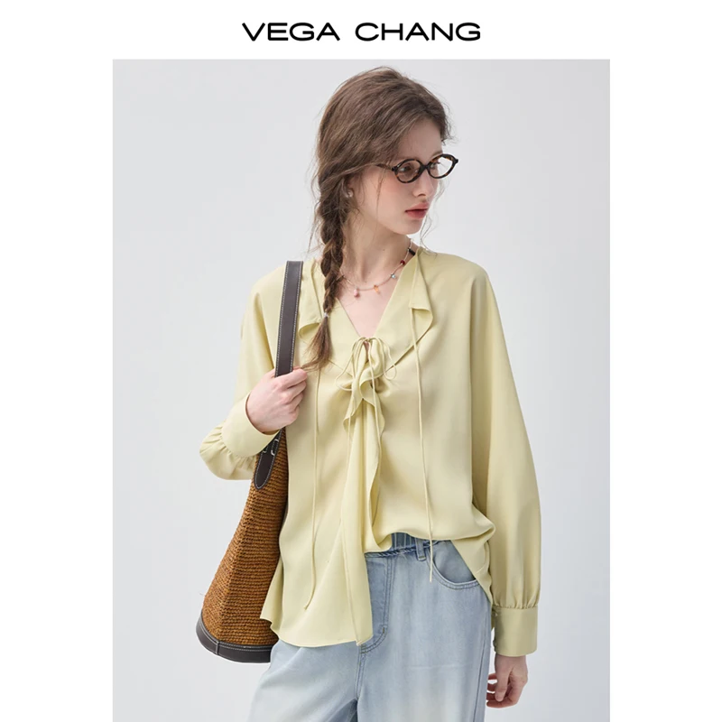 

Новая летняя женская блузка Vega Chang с V-образным вырезом и шнуровкой, создающая расслабленный и атмосферный образ