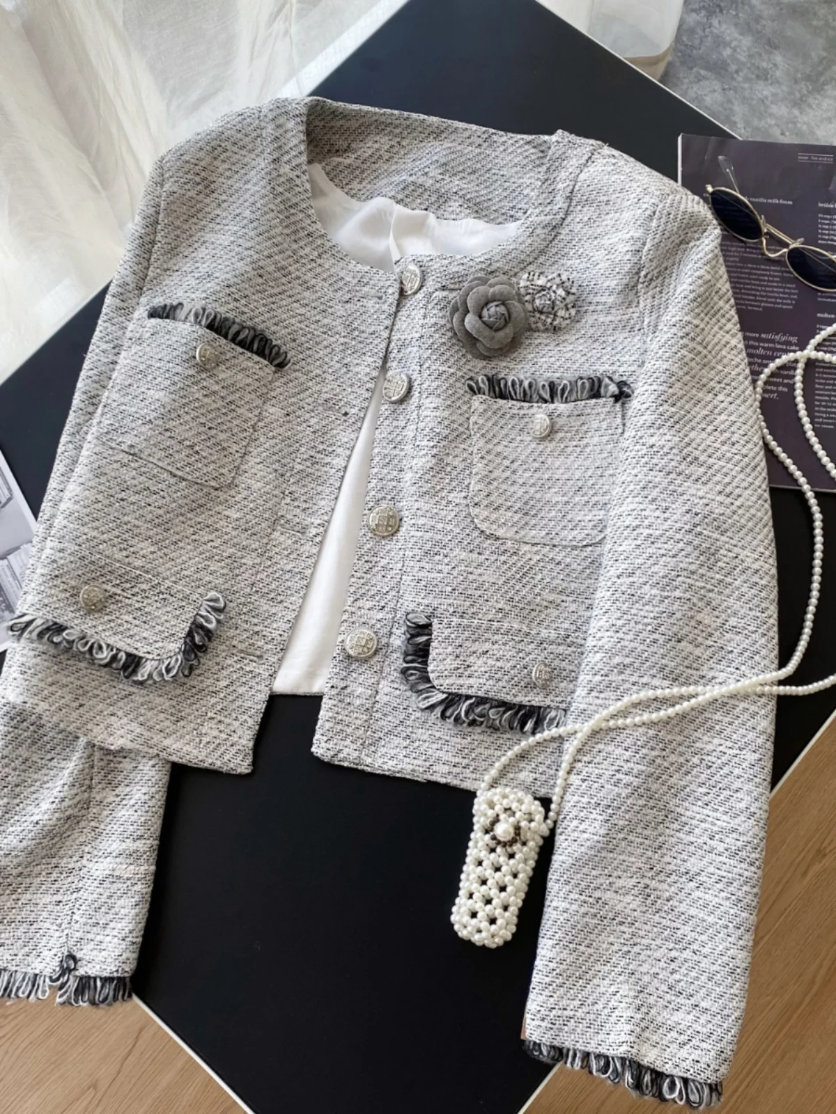 

Fashionable Short Jacket Women's Winter Slimming Stylish Floral Decoration Commute Style Loose Fit Long Sleeve Button up Coat