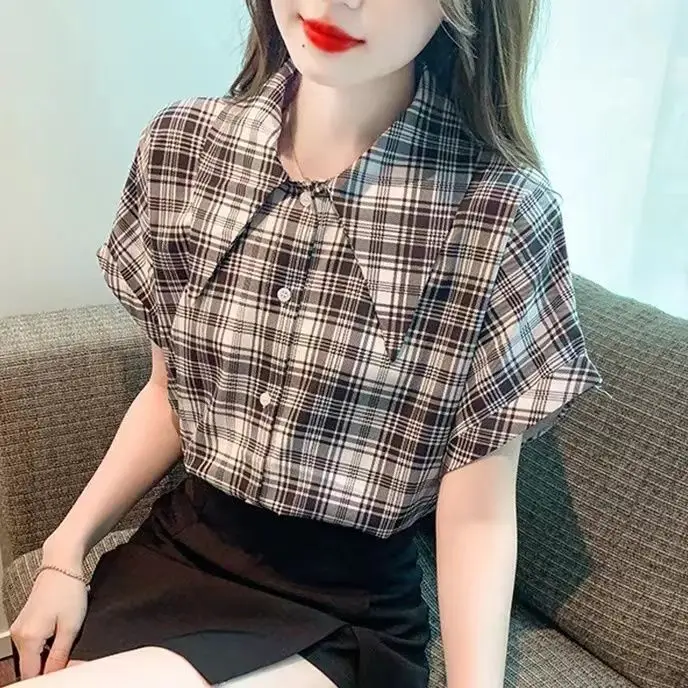 Kariertes, kleines Chiffon-Hemd mit spitzem Kragen für Damen, kurzärmelig, neues Sommer-Design, modisches Oberteil