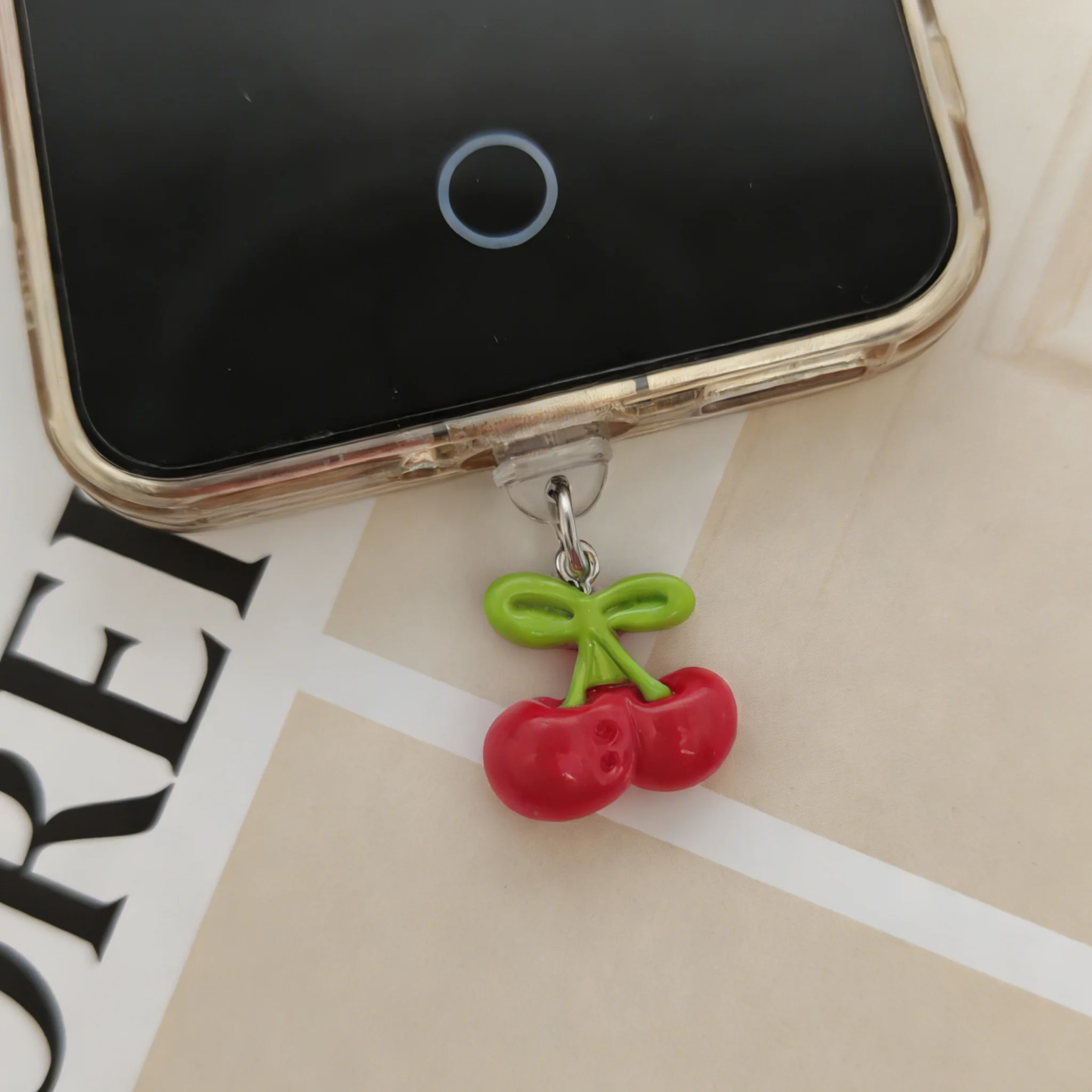 

Цельная пылезащитная заглушка для телефона Sweet Cherry, креативный аксессуар с фруктовой тематикой, стильное украшение для телефона, подходит для iPhone и Type-C