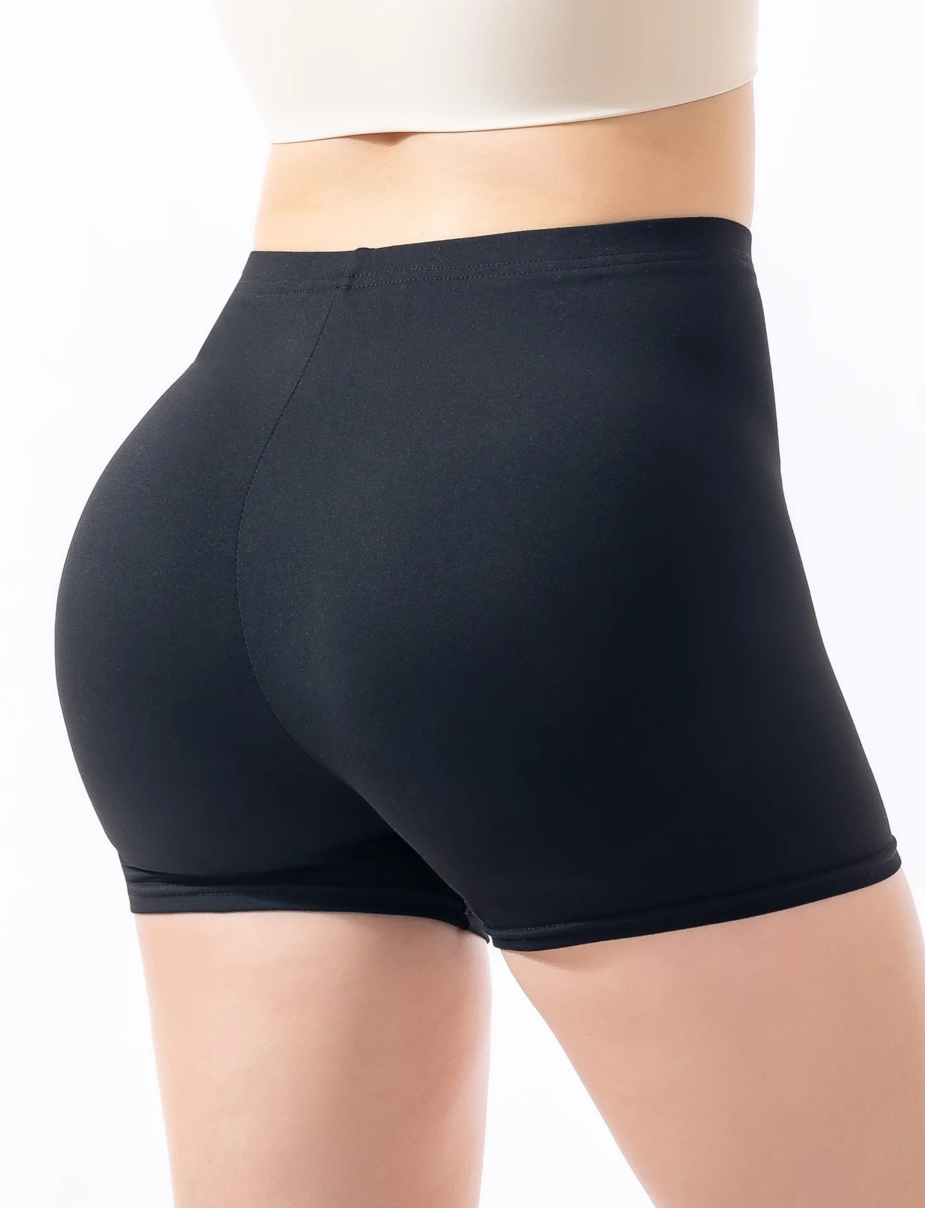 Shorts pretos para mulheres usarem como roupa externa no verão. Cintura alta, elástico apertado e à prova de vazamentos, modelo hot pants de perna larga.