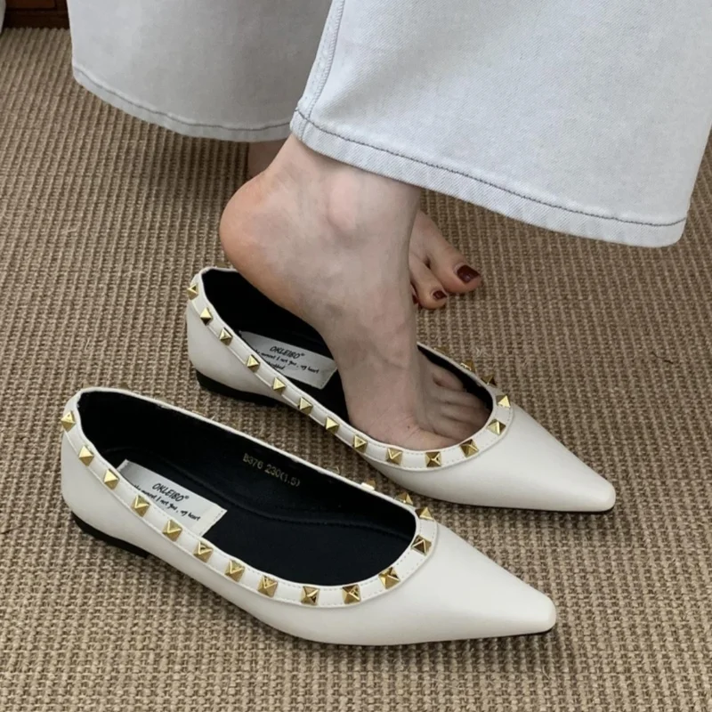 

Модные женские туфли на плоской подошве с заклепками, новинка 2025, модные мягкие женские туфли без шнуровки, элегантные женские туфли на плоской подошве с острым носком и неглубоким носком