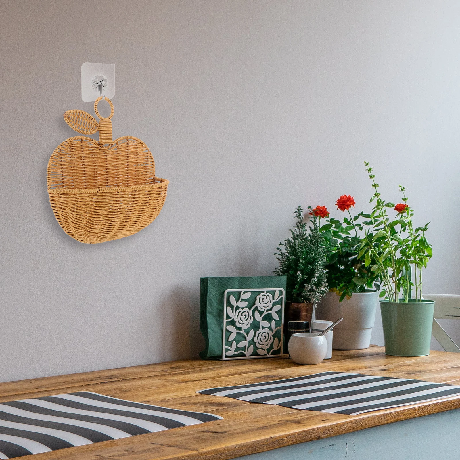 

Hand Woven Apple Shape Hanging Basket Decorative Wall Storage Basket Organizer for Fruits Vegetables Kitchen Living Room