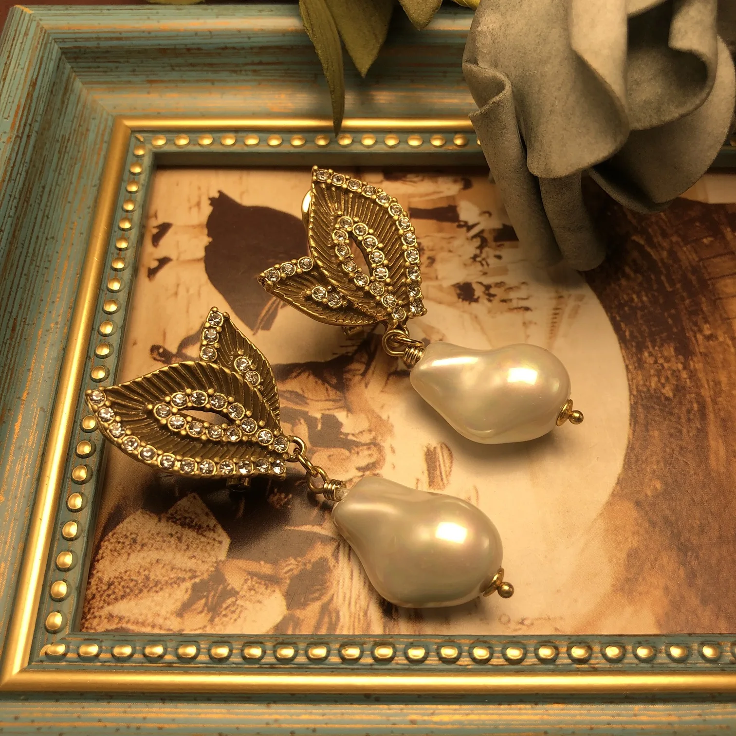 

Серьги-гвоздики из стекла в стиле барокко с жемчугомniche, дизайнерские серьги-гвоздики, универсальные серьги, ювелирные изделия