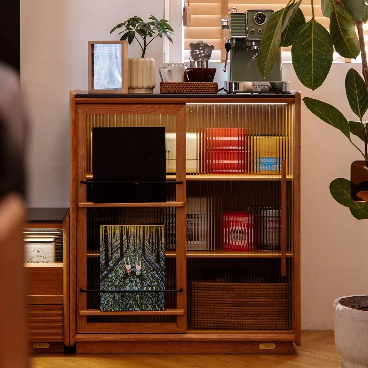 خزانة جانبية صخرية، خزانة تخزين بجوار خزانة تلفزيون، خزانة تخزين من خشب الكرز في غرفة المعيشة، خزانة من الخشب الصلب مقابل