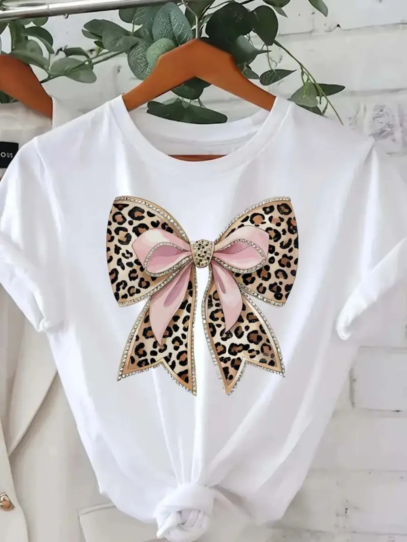 Camiseta blanca para mujer con lazo con estampado de leopardo y acento rosa, pantalón corto informal de manga con cuello redondo para fiestas de verano, atuendo informal