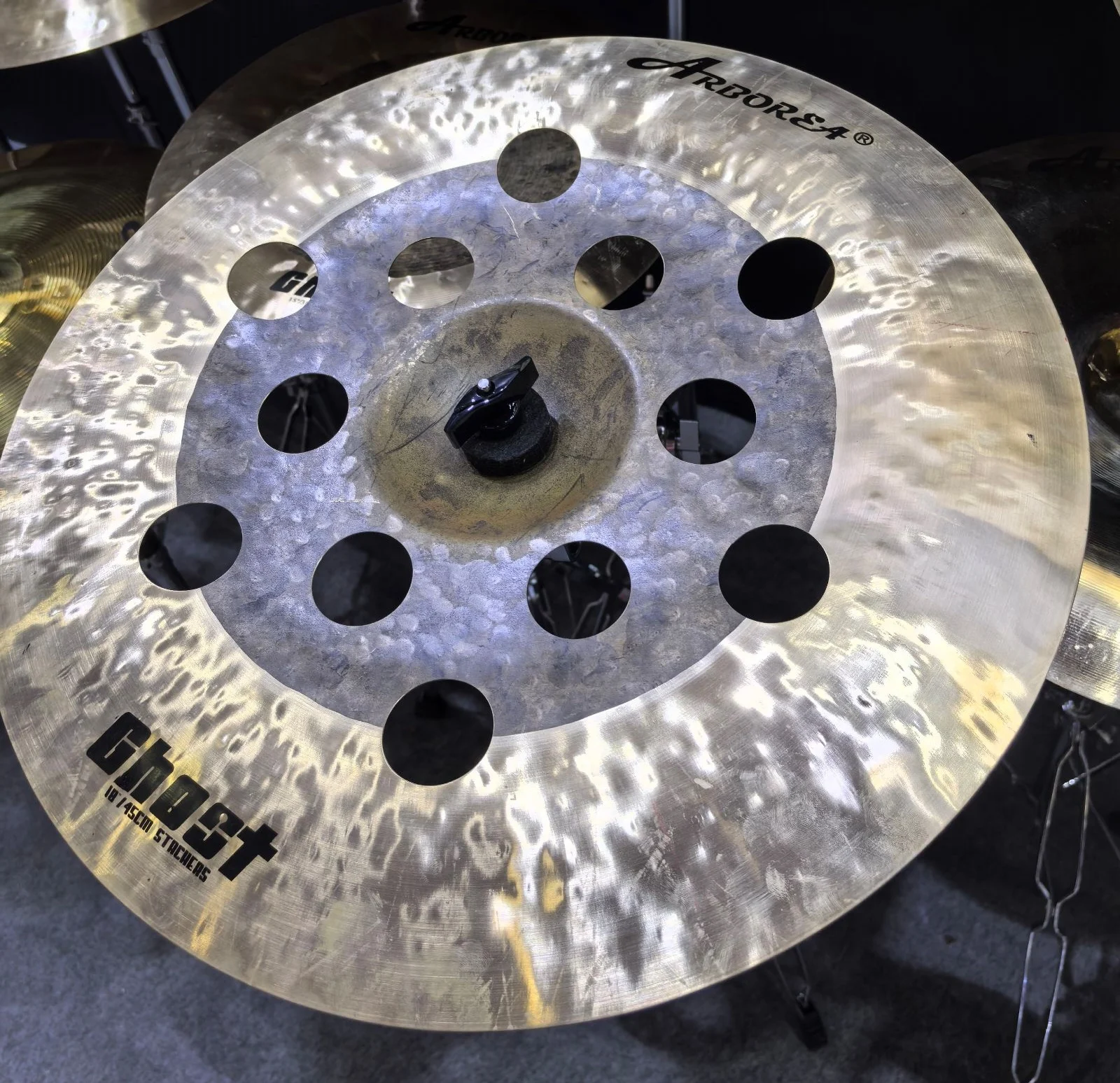 

Продажа из двух частей, серия Arborea Ghost, 18-дюймовый Китай с отверстиями + 10-дюймовый брызговик, тарелка ручной работы