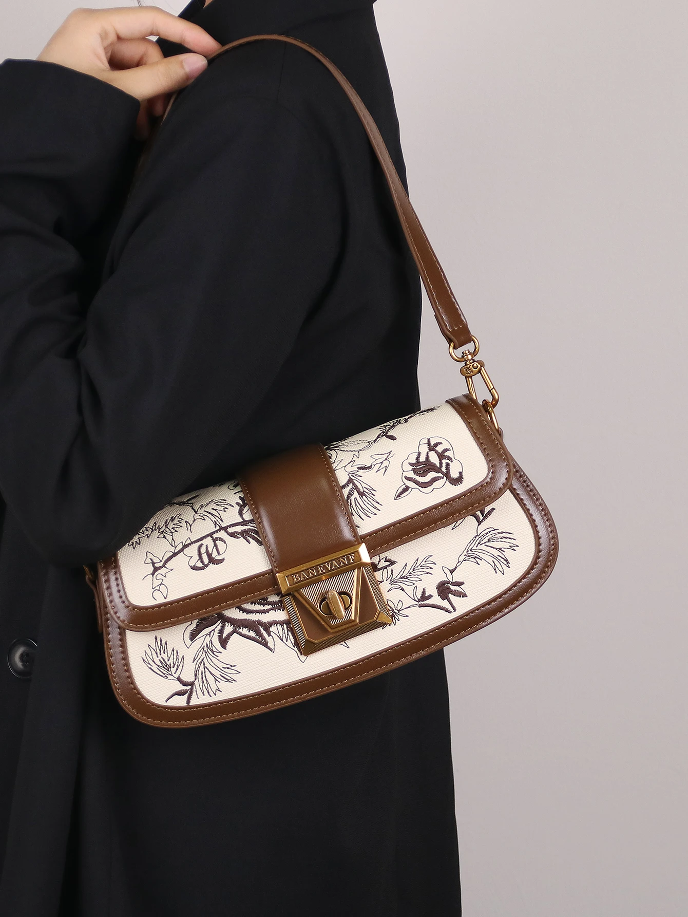 Fashion new ladies shoulder bag 2026 retro embroidery thread design heavy industry hardware buckle one shoulder diagonal female