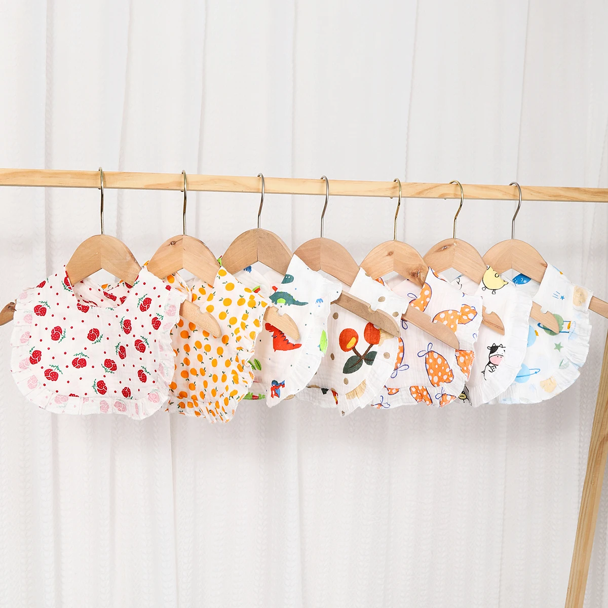 

1pcs U-type Baby Bib Lace Wave Point Cute Cartoon Animal Cotton Gauze Drool Bibs Soft Cotton Burp Cloth Feeding