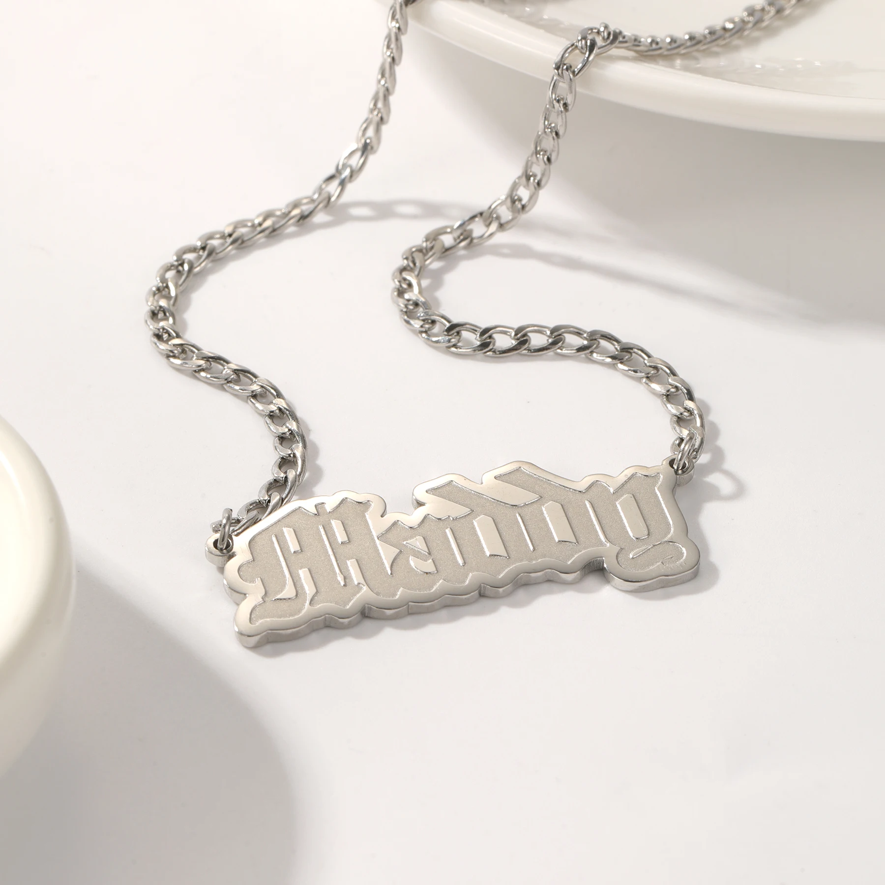 قلادة اسم مخصصة عالية الجودة من الفولاذ المقاوم للصدأ هدية مجوهرات عصرية مطلية بالذهب عيار 18 قيراط هدية للأقارب والأصدقاء