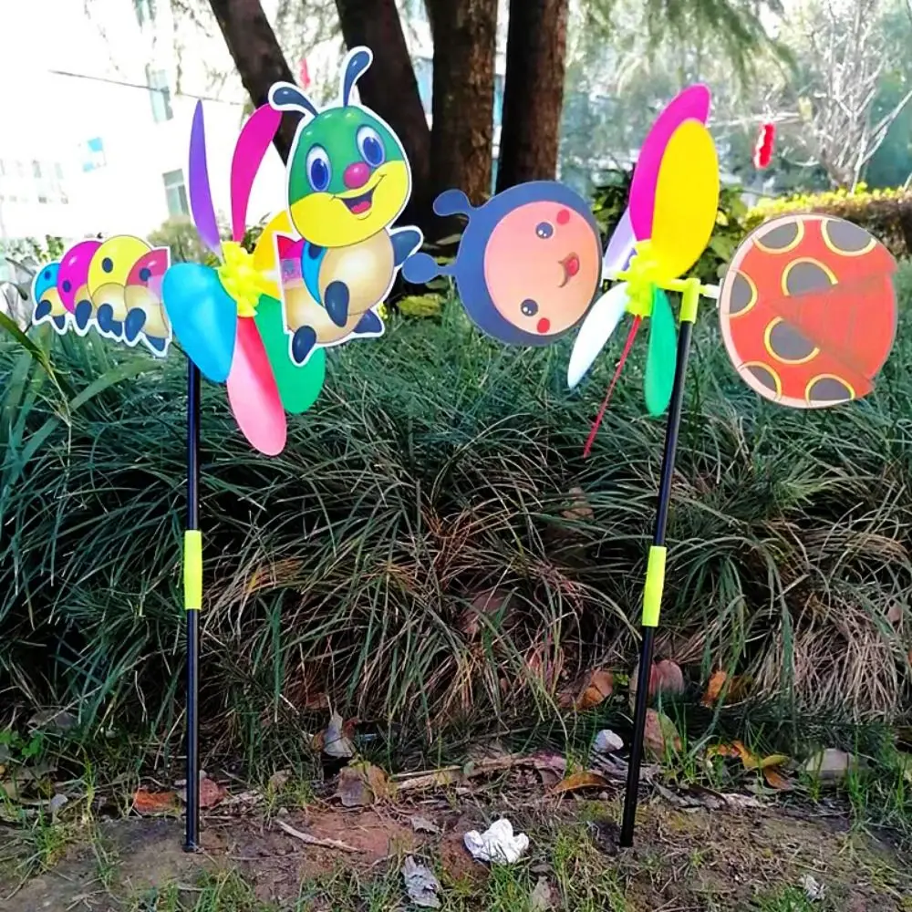 Nuevo molino de viento de dibujos animados colorido, Spinner de viento tridimensional de plástico, abeja Animal, molino de viento de seis colores, decoración del jardín del hogar