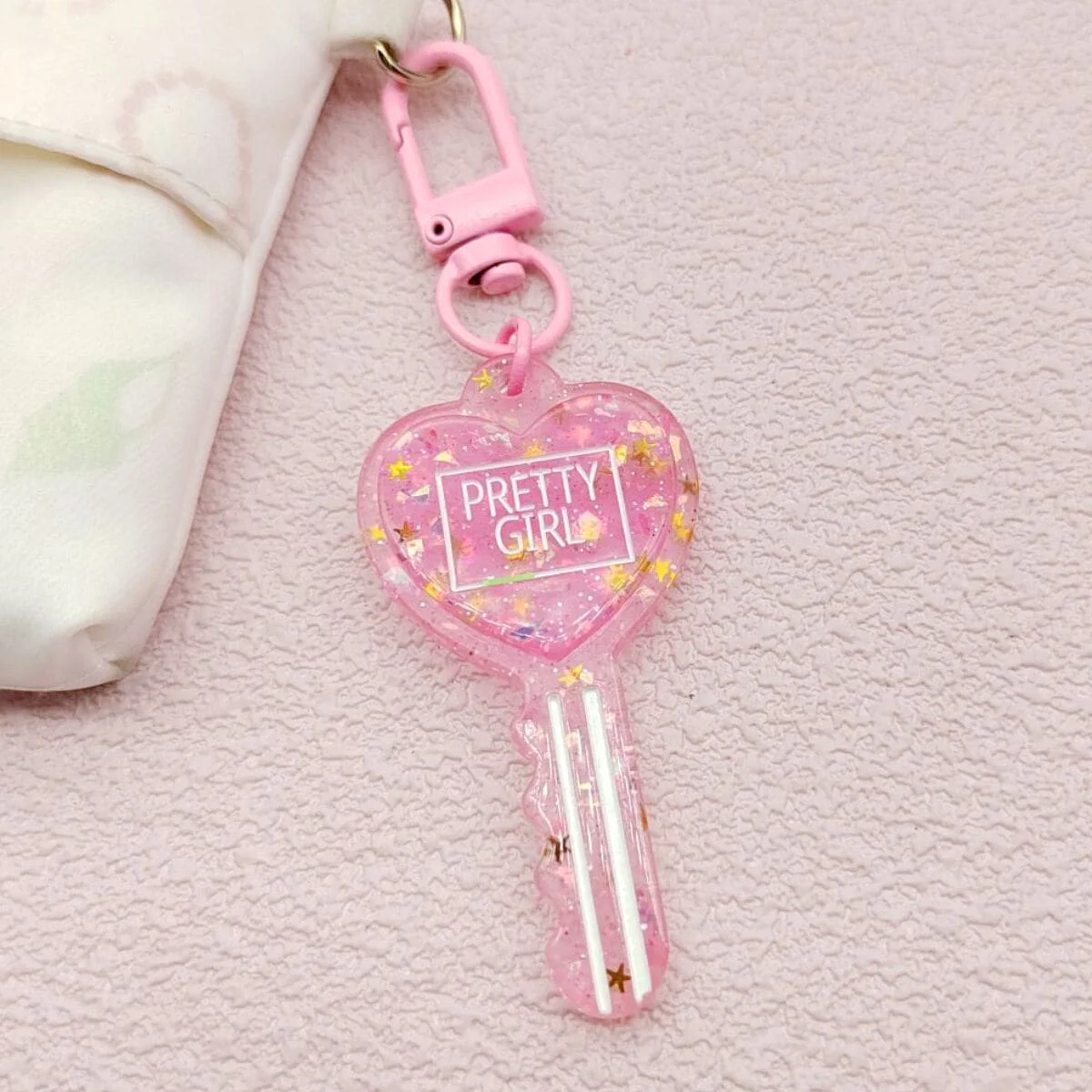 ピンクの透明樹脂ハートキーホルダー、スプリングクリップ付き、女性用バッグペンダントギフト 1