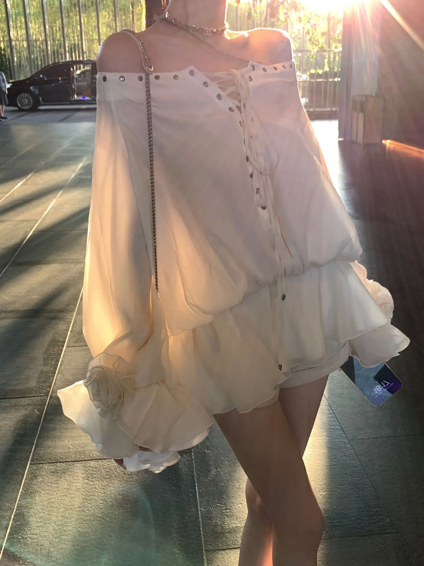 กระโปรงทรงเอ ผ้าโพลีเอสเตอร์ ยืดหยุ่นต่ำ ลายดอกไม้ ไหล่เดียว ผูกเอว ทรงลำลอง เอวกลาง-สูง สีขาว