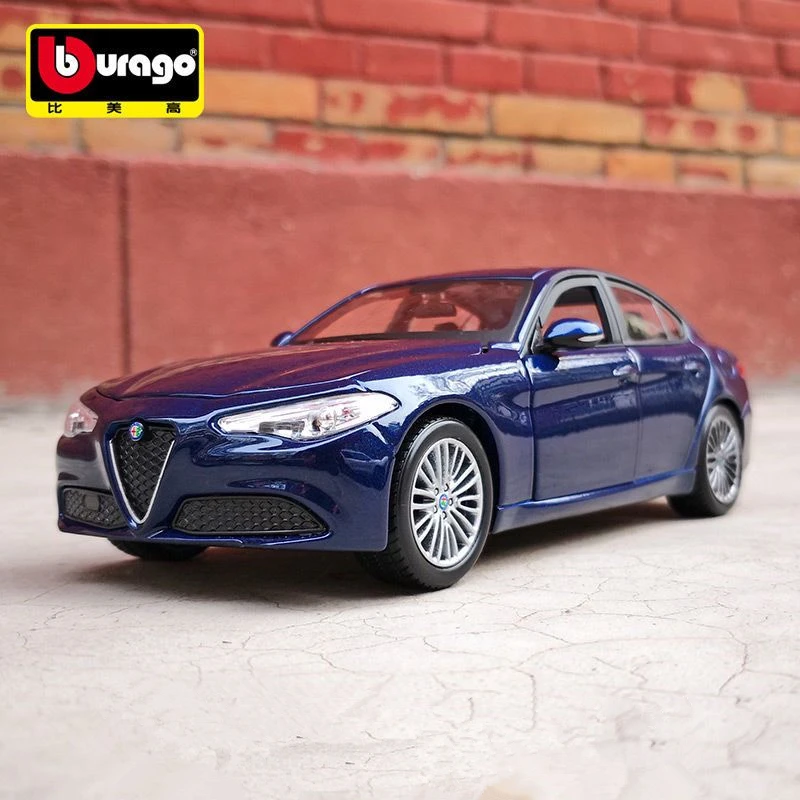 Bburago 1:24 Alfa Romeo Giulia modello di auto in lega diecast veicoli in metallo modello di auto collezione di alta simulazione giocattoli per