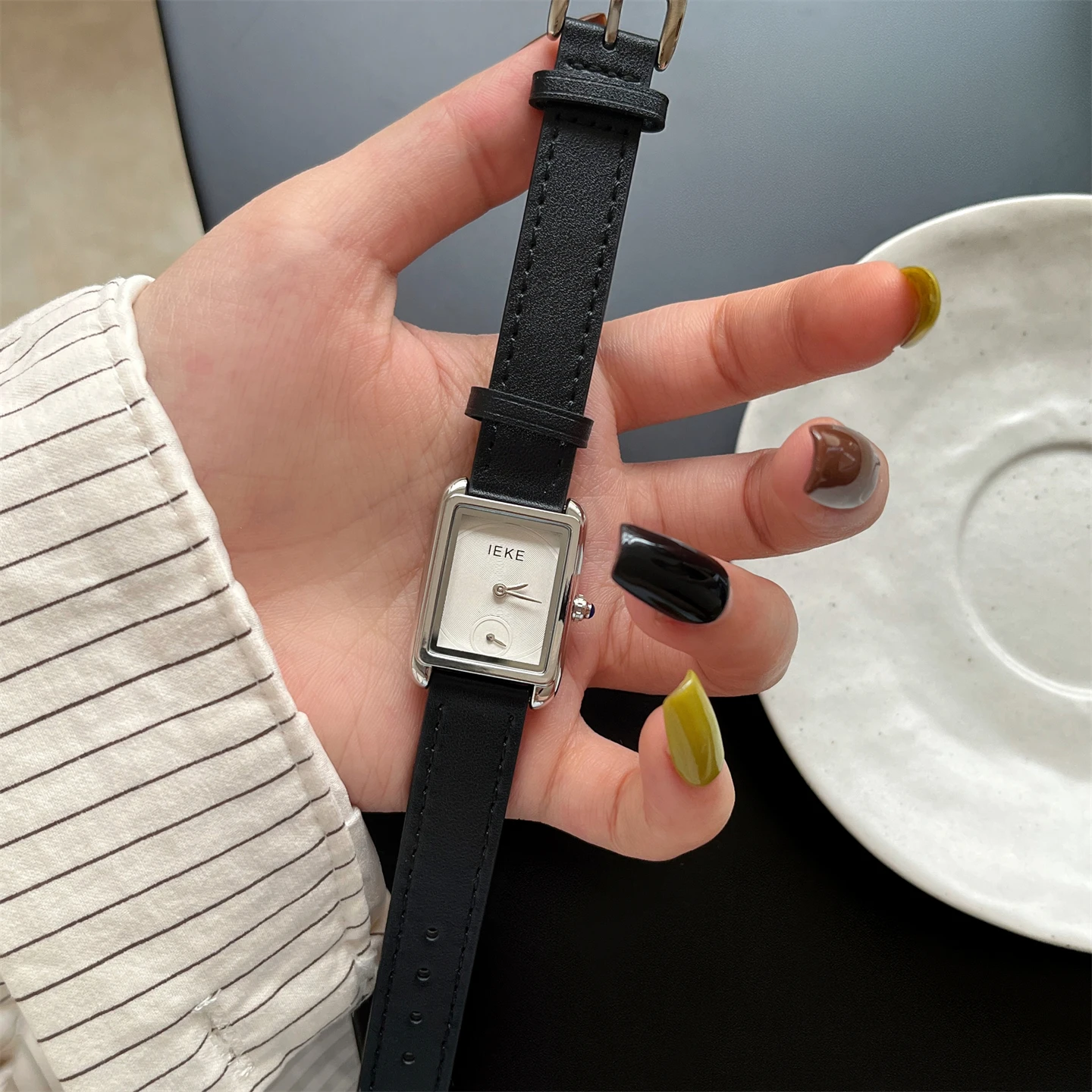 

Elegant women's wristwatch, classic Korean style, simple and sophisticated, student-style quartz watch, unique wristwatch.