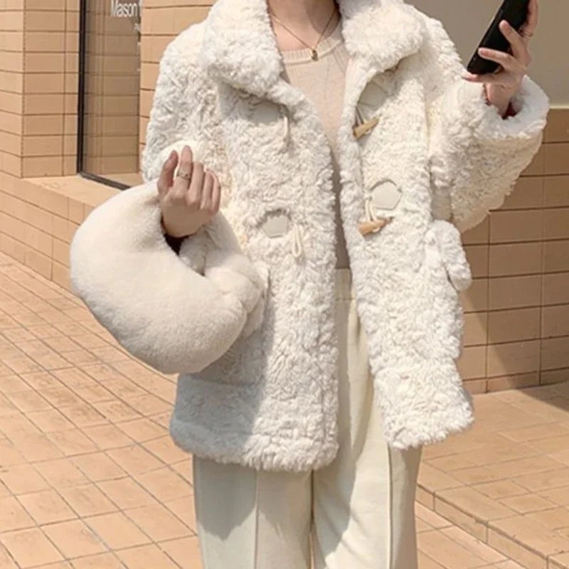 Damski płaszcz z imitacji futra królika na zimę 2025, luźny, z klamrą w kształcie rogu, z wełny jagnięcej, imitacja futra.