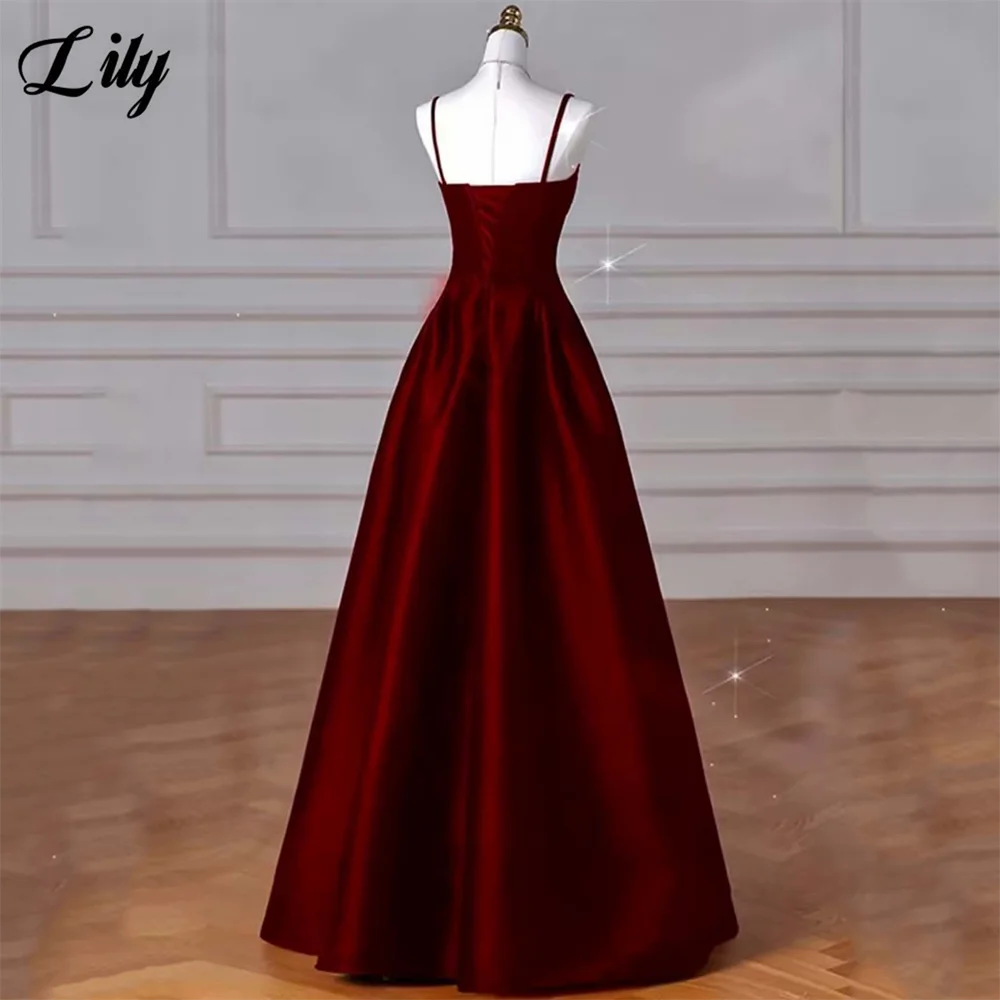 リリーブラックサテンイブニングドレススパゲッティストラップAラインミニマリストイブニングドレスレースアップバックデザイン