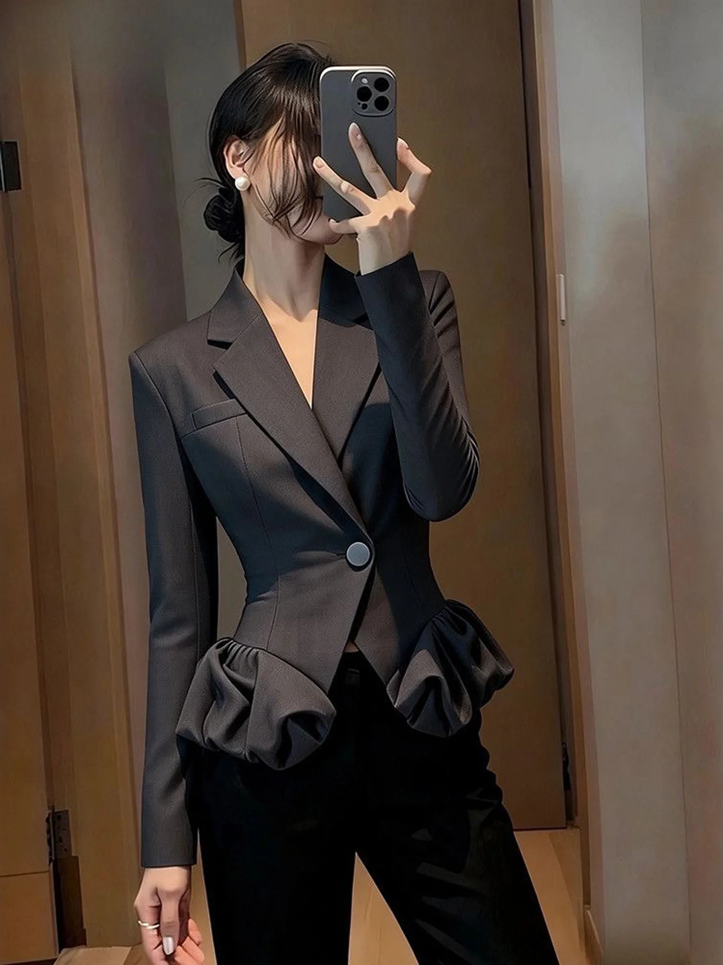 Elegant Korean Style Unique Black  Women's Fashionable Slim Fit Suit Jacket Autumn Versatile Trendy Short Coat