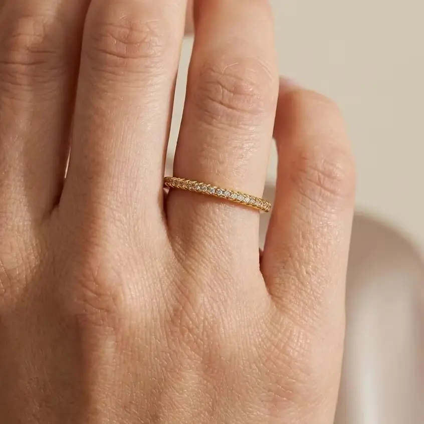 Klassischer Eternity-Stil Messingring für Damen Zarter Funkelnder Zirkonia-Versprechensring Dezent Luxuriöser Alltags-Fingerschmuck