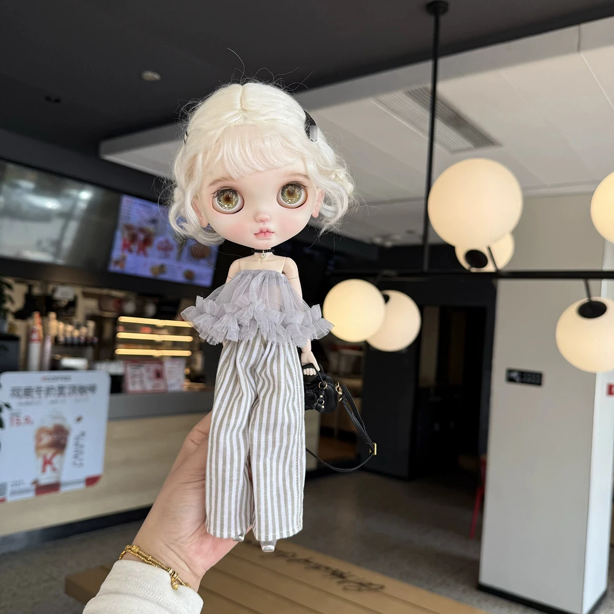 

Одежда для куклы Блайт 30 см: нежный серый тюлевый кружевной топ во французском стиле + комплект брюк в горчично-зеленую полоску для куклы Блайт OB24