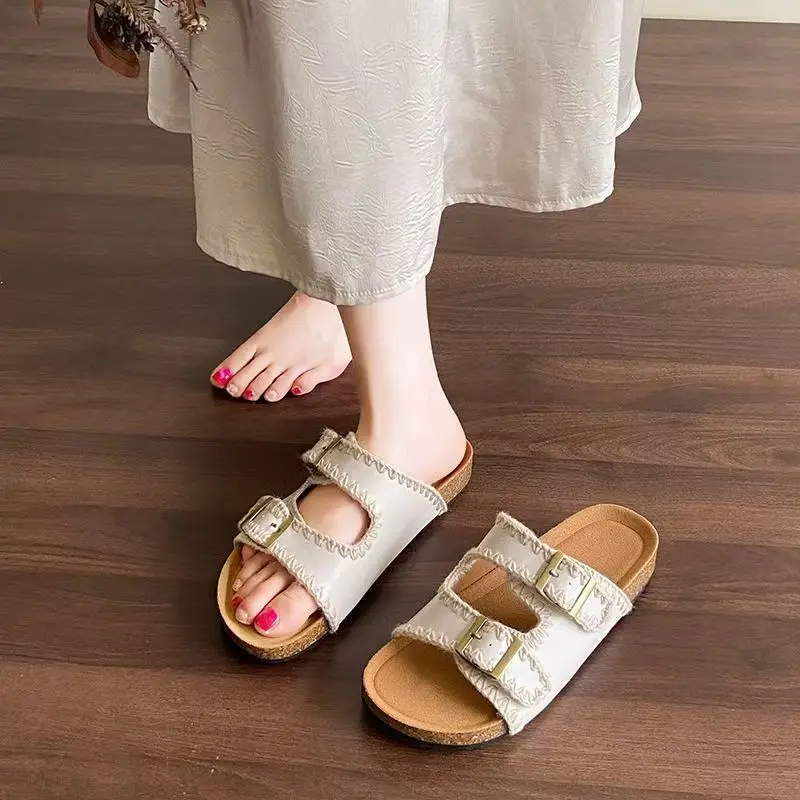 

2025 женские повседневные уличные тапочки на плоской подошве, модные тапочки с двойной пуговицей, пляжная обувь