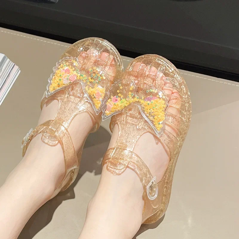 新しいキッズガールサンダル蝶柄スタースパンコール透明サンダル中空バックル子供の屋外アンチスリップフラットシューズ