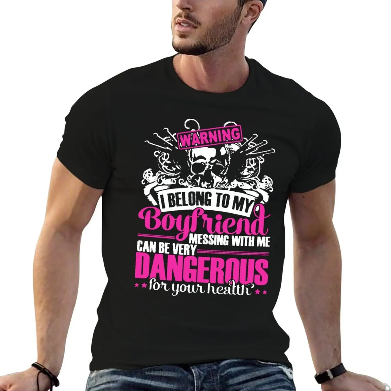 Attention, je fais partie du monde des amoureux, et les plaisirs entre nous peuvent être très dangereux pour votre santé. T-Shirt