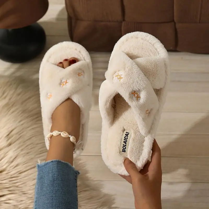Bestickte Plüsch-Warme Baumwoll-Hausschuhe mit Flachem Absatz für Damen, Winter-Mode Kreuzriemen-Slides, Indoor-Hausschuhe mit Fellbesatz für Frauen – Detail 4