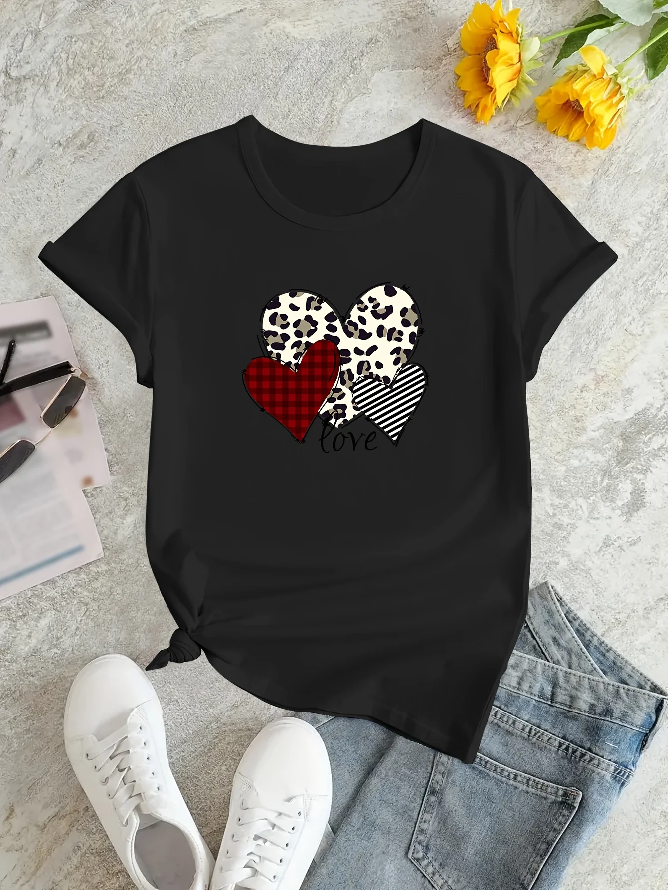 تي شيرت نسائي كاجوال بأكمام واسعة بتصميم قلب مخطط على شكل الفهد مع نص الحب ورقبة دائرية هدية للربيع والصيف لصديقتك